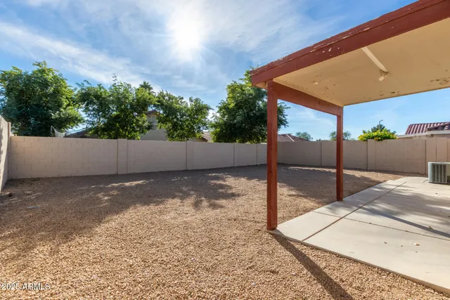 a view of a backyard