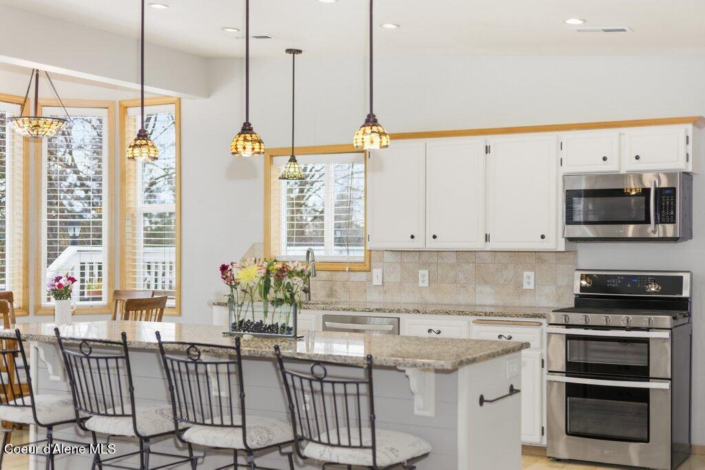 4263 East Burchell Drive Hayden, ID 83835 - Photo 7 of 50 Kitchen with Breakfast Bar