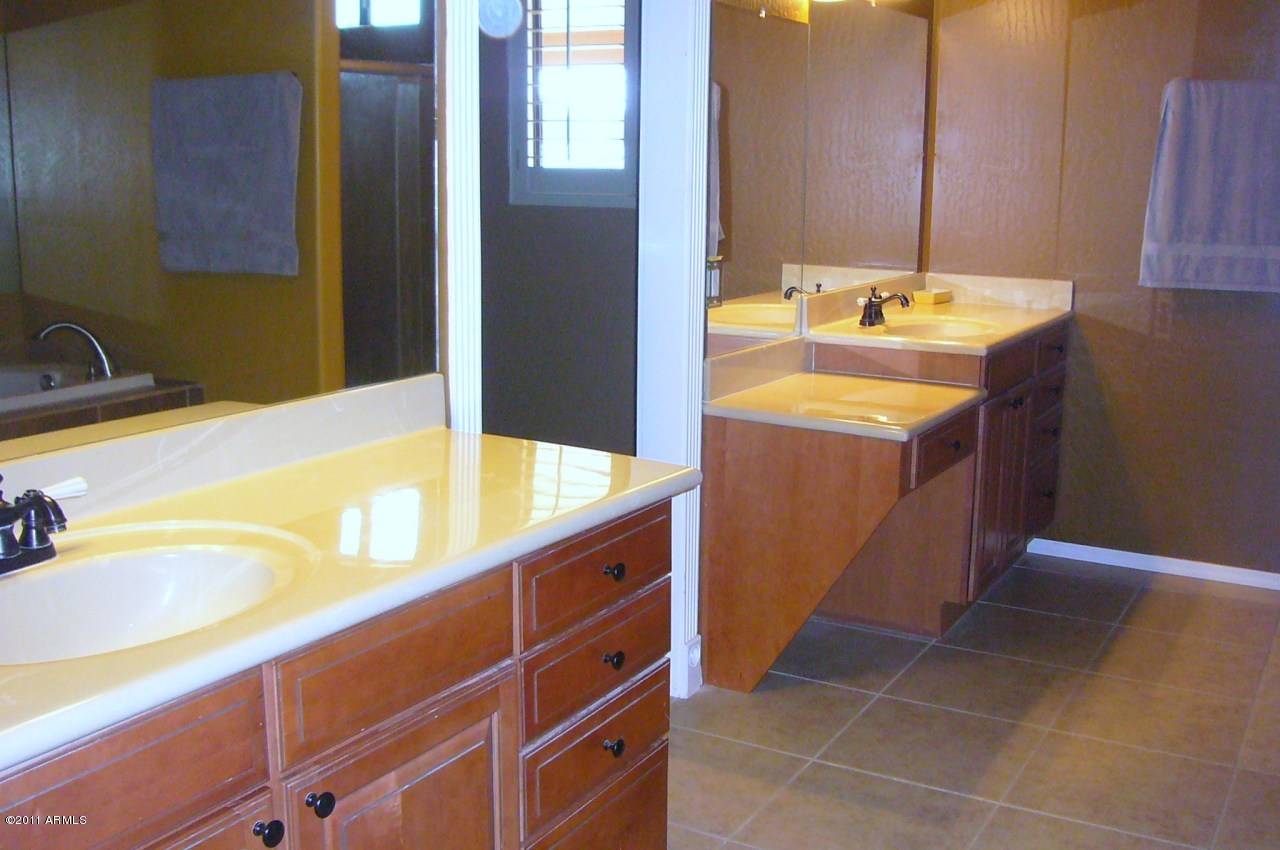 9425 East Hunters Ranch Road Prescott Valley, AZ 86315 - Photo 8 of 28 DOUBLE MASTER VANITY