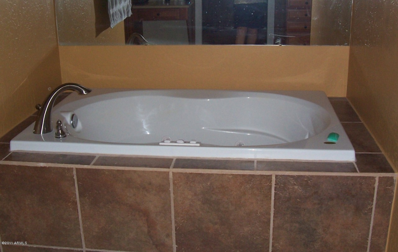 9425 East Hunters Ranch Road Prescott Valley, AZ 86315 - Photo 10 of 28 JETTED TUB IN MASTER