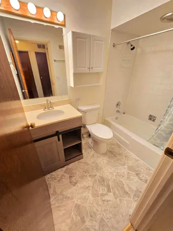 $1,900 | 480 74th Street, Unit 203, Downers Grove, IL 60516