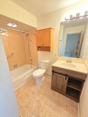 $1,900 | 480 74th Street, Unit 203, Downers Grove, IL 60516