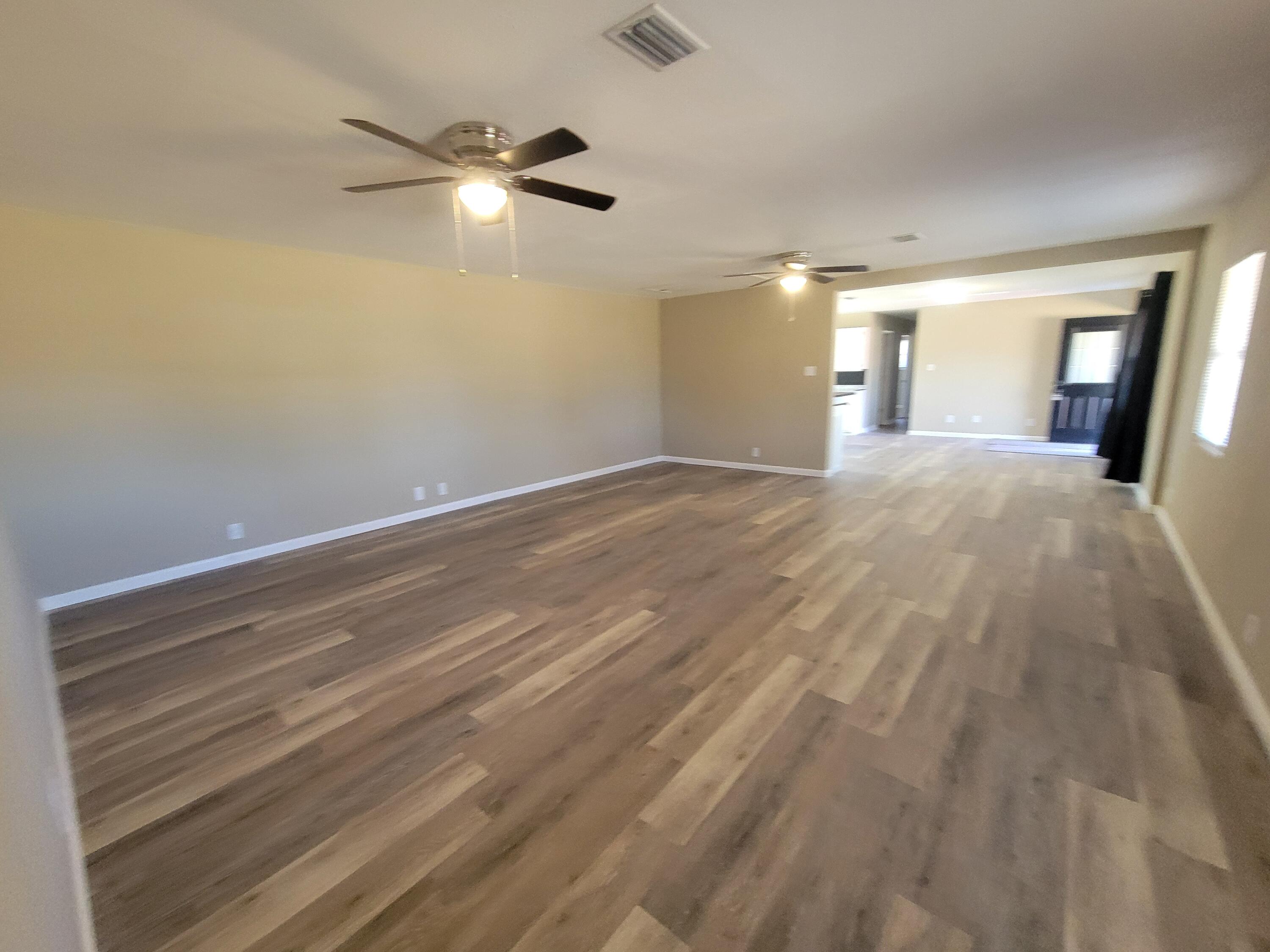 13325 Highway 331 DeFuniak Springs, FL 32433 - Photo 20 of 38 Living Room