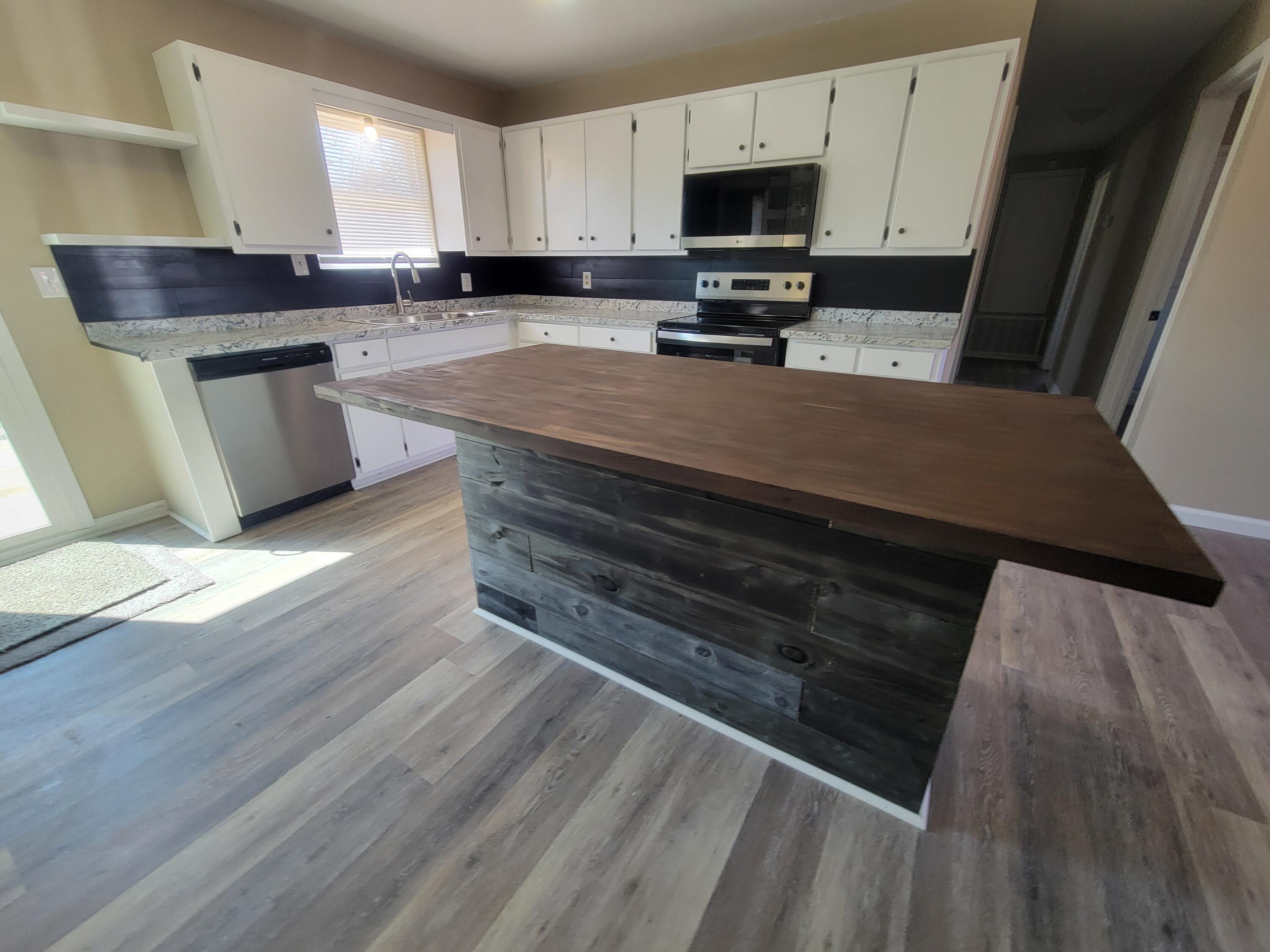 13325 Highway 331 DeFuniak Springs, FL 32433 - Photo 24 of 38 Kitchen/Breakfast Bar