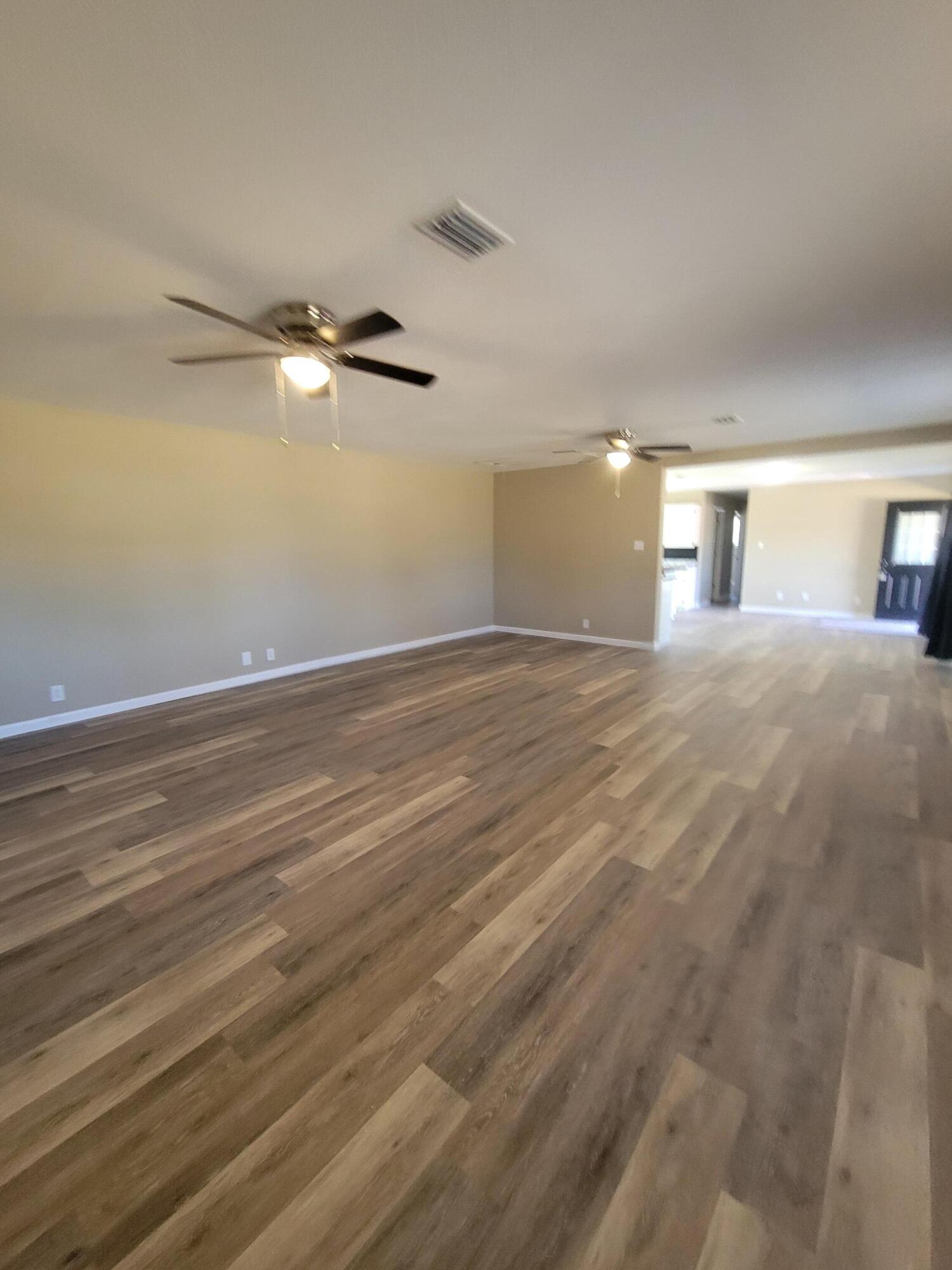 13325 Highway 331 DeFuniak Springs, FL 32433 - Photo 9 of 38 Living Room