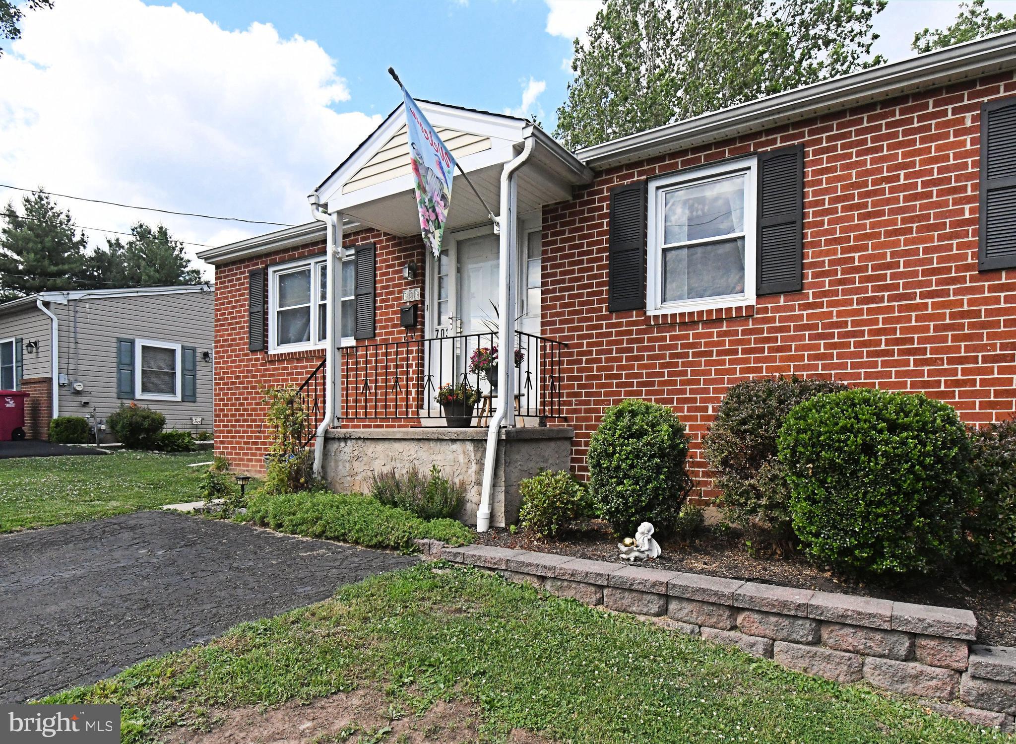 703 West County Line Road Warminster, PA 18974 - Photo 2 of 30 Gallery Image 2