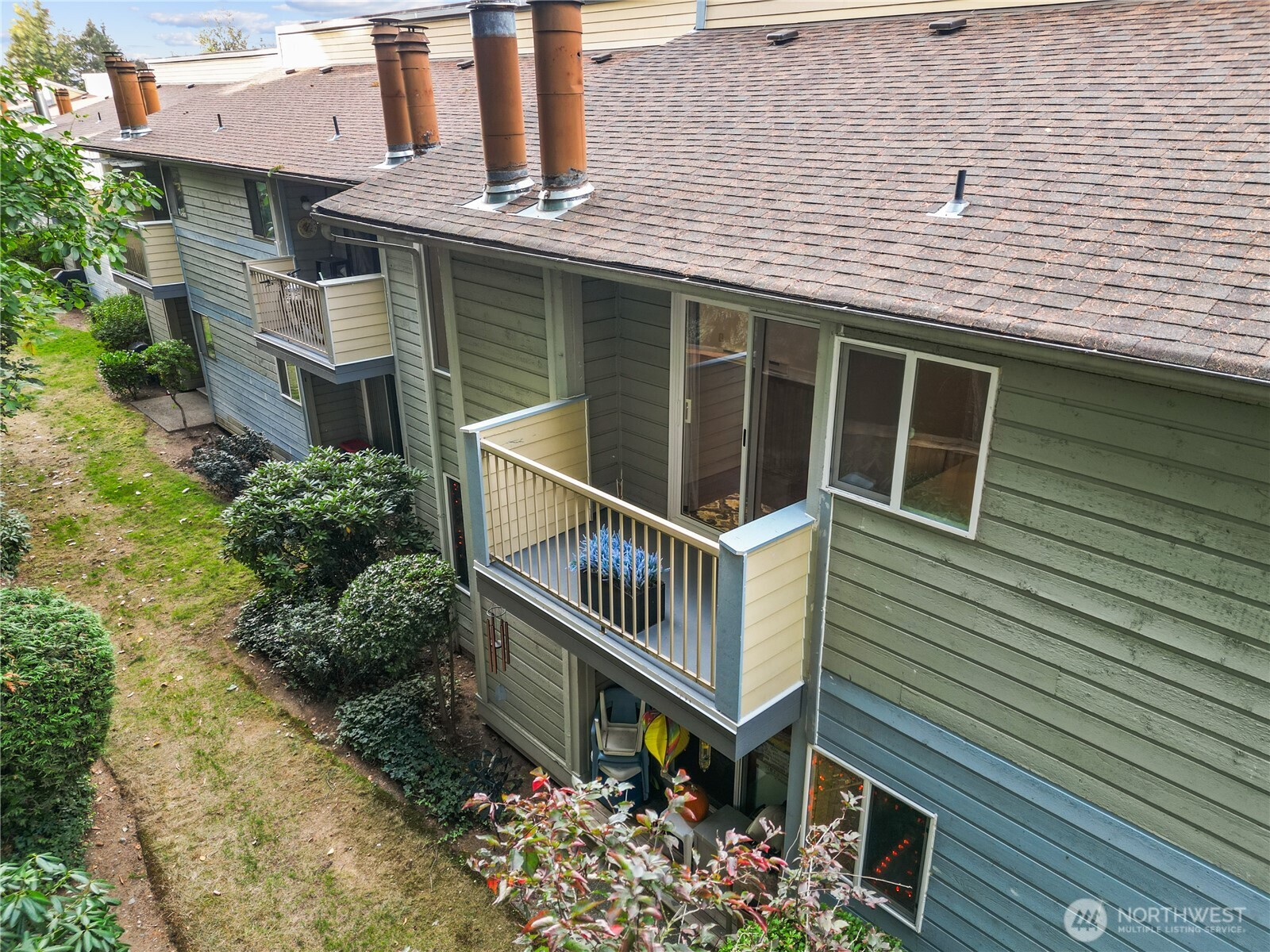 14401 Southeast Petrovitsky Road, Unit B209 Renton, WA 98058 - Photo 13 of 35 a balcony with lots of flower plants