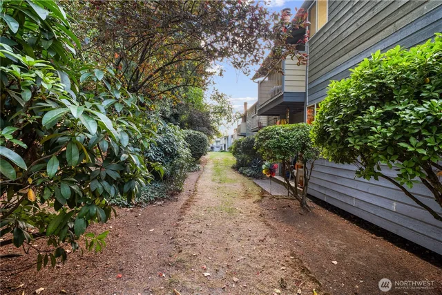 $299,250 | 14401 Southeast Petrovitsky Road, Unit B209, Renton, WA 98058