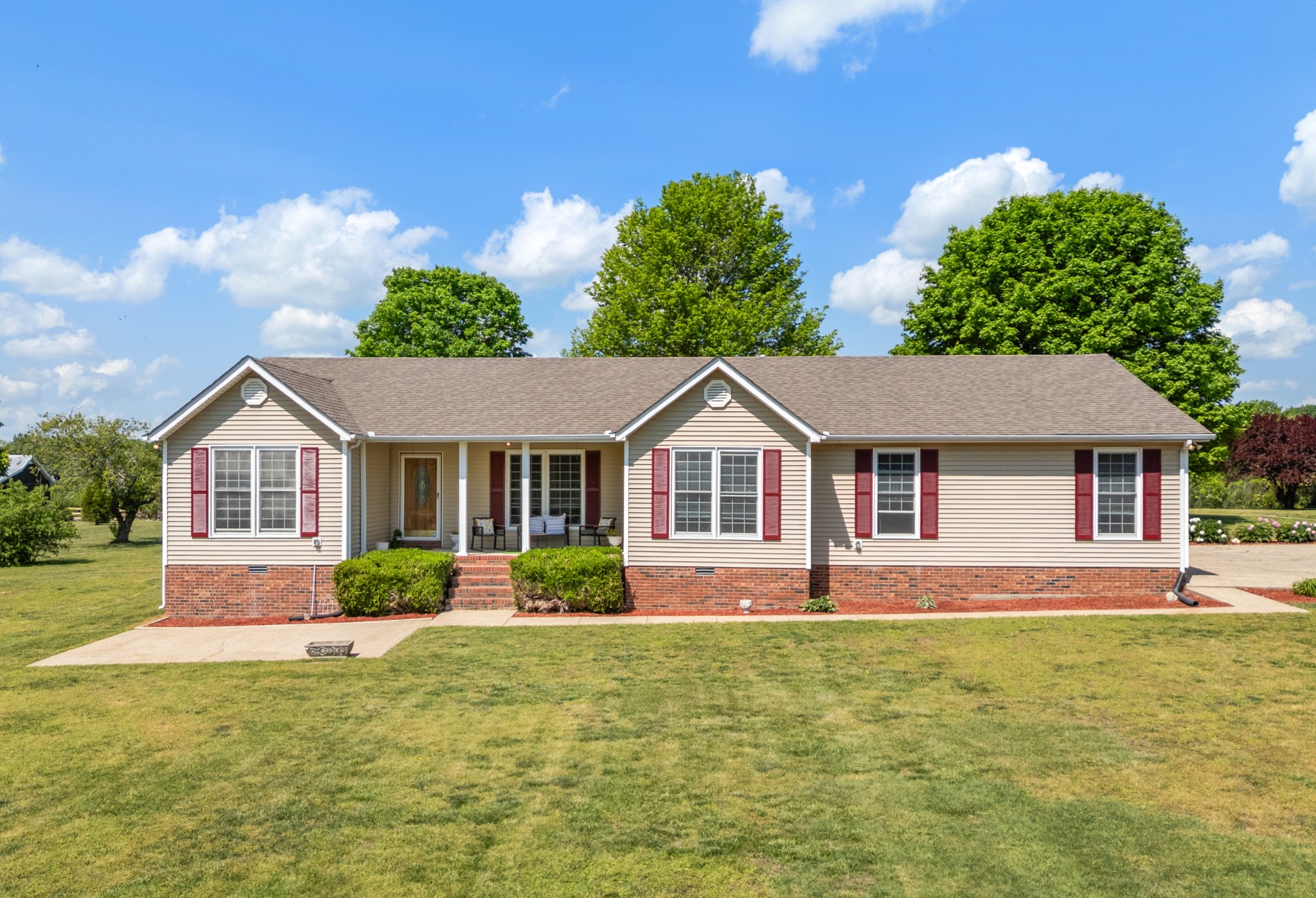 1010 State Highway 48 Dickson, TN 37055 - Photo 2 of 59 a front view of a house with a garden