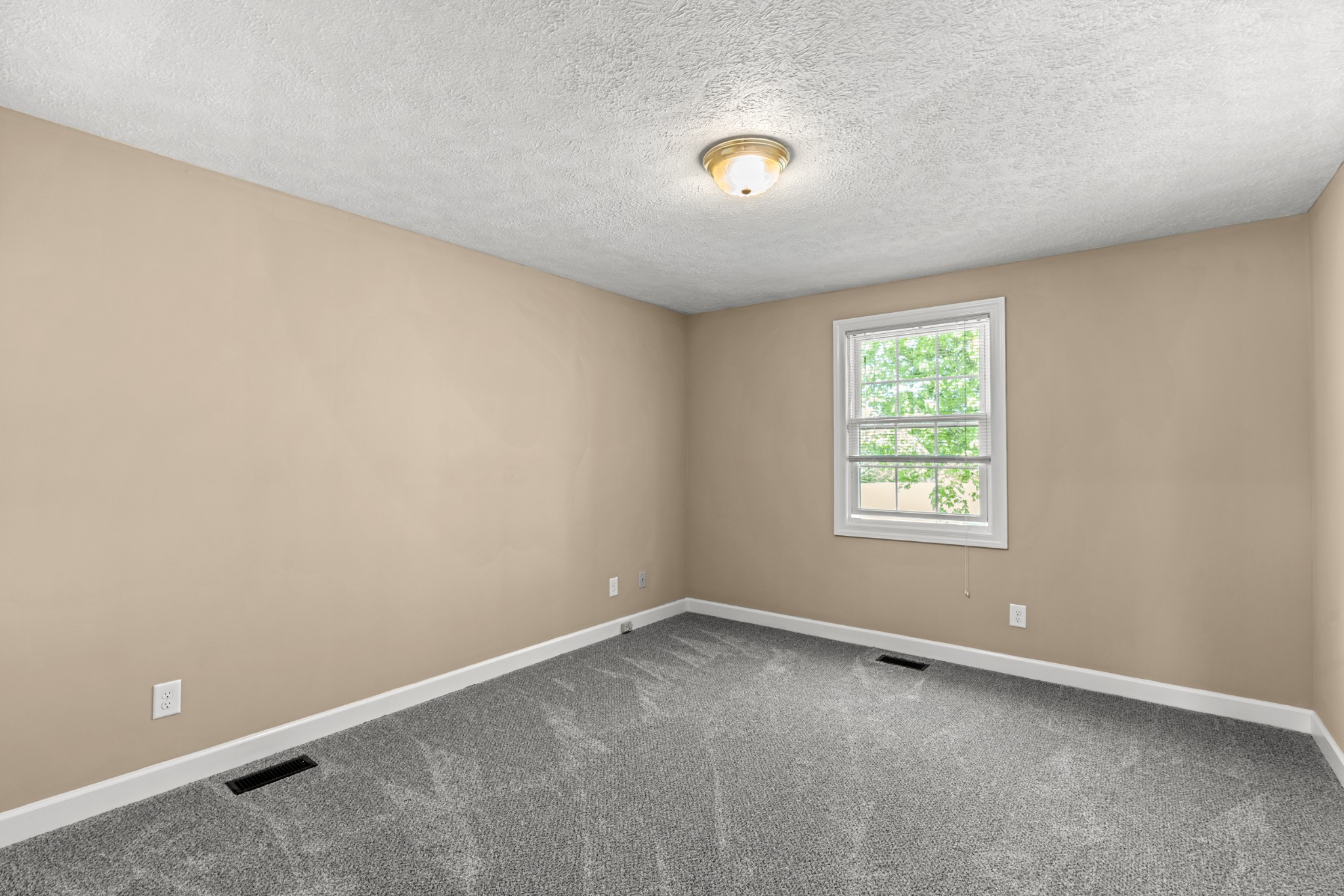 1010 State Highway 48 Dickson, TN 37055 - Photo 30 of 59 an empty room with windows