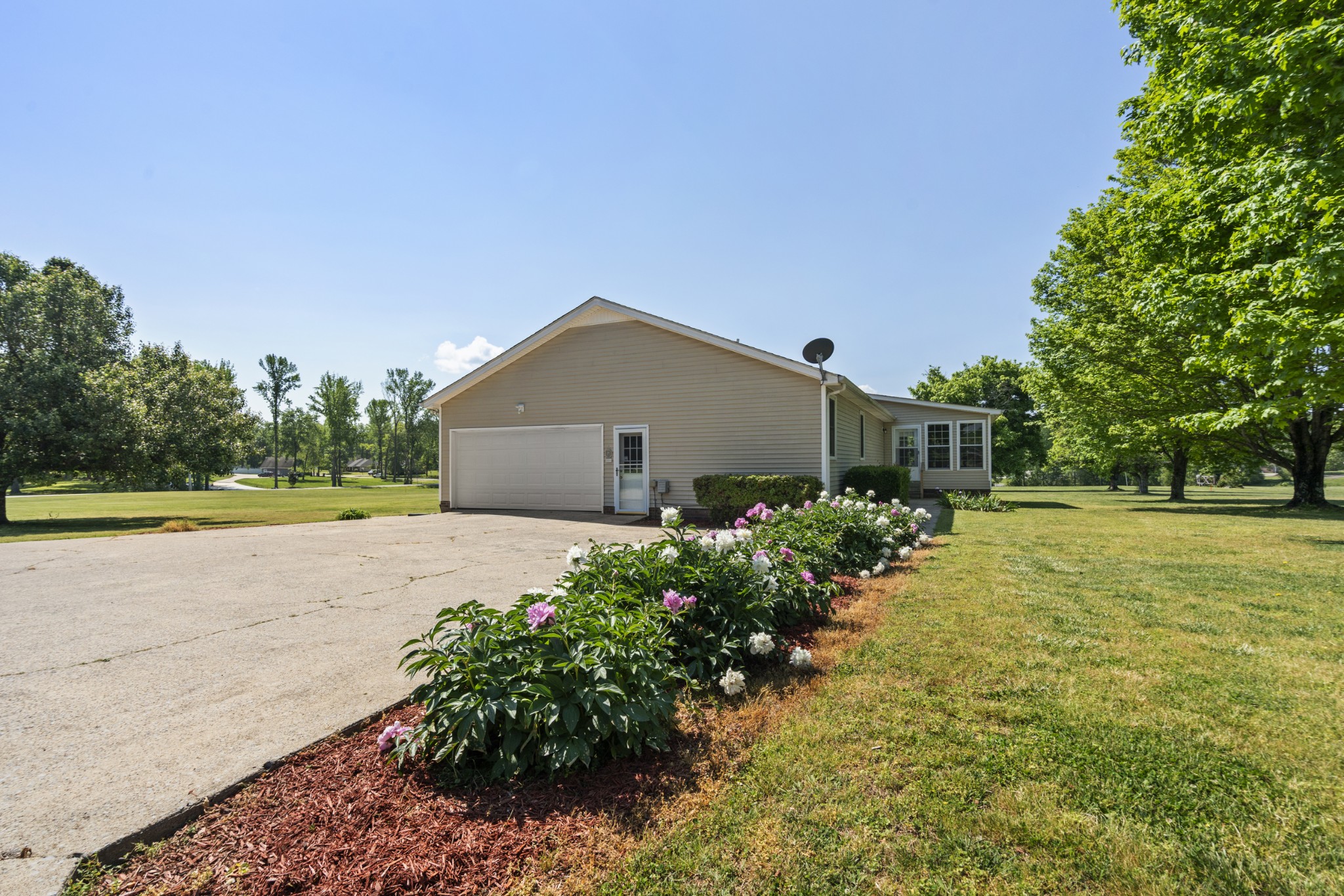 1010 State Highway 48 Dickson, TN 37055 - Photo 40 of 59 a front view of house with yard and green space