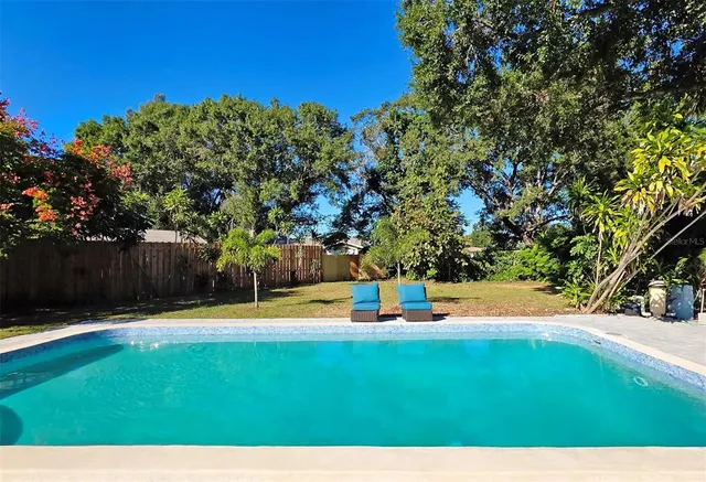 a view of a backyard