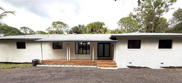 a view of a house with a backyard