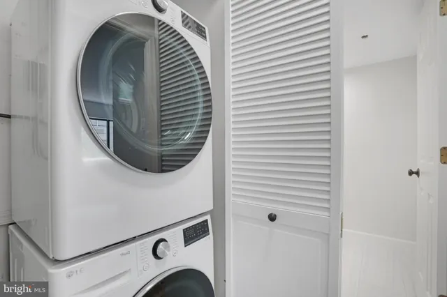 a view of entryway with washer and dryer