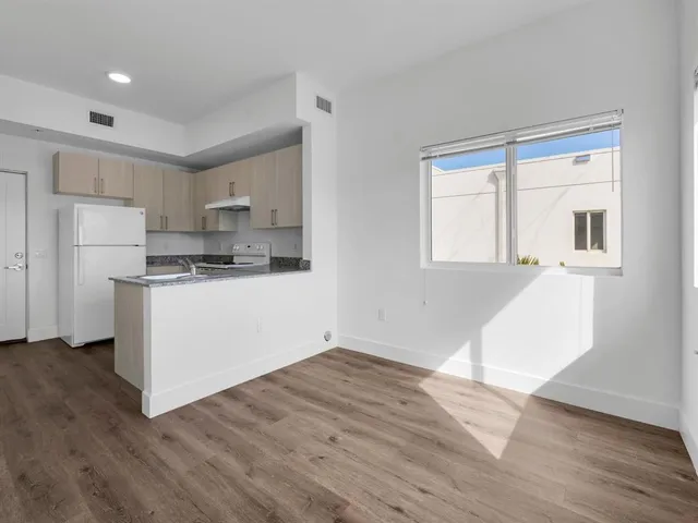 $1,859 | 2130 Northwest 37th Street, Unit 2205, Miami, FL 33142