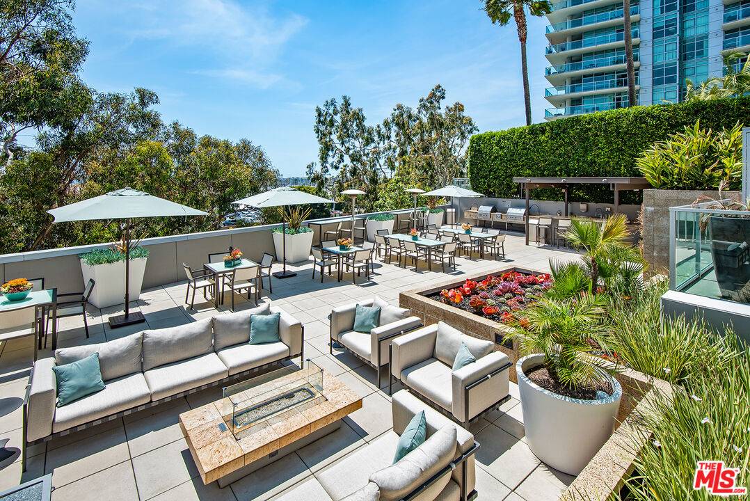 13650 Marina Pointe Drive, Unit 309 Marina del Rey, CA 90292 - Photo 28 of 56 a view of a patio with furniture and tables