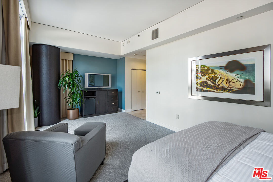 13650 Marina Pointe Drive, Unit 309 Marina del Rey, CA 90292 - Photo 41 of 56 a living room with furniture and a flat screen tv