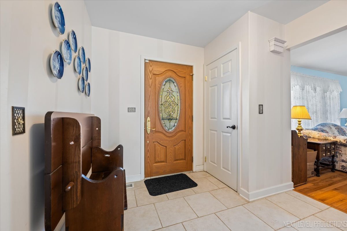 2167 Countryside Circle Naperville, IL 60565 - Photo 8 of 27 a view of walk in closet