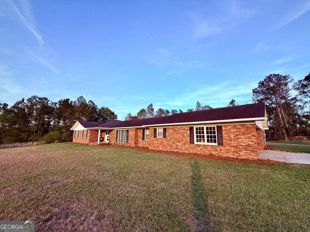 a view of a house with yard and deck