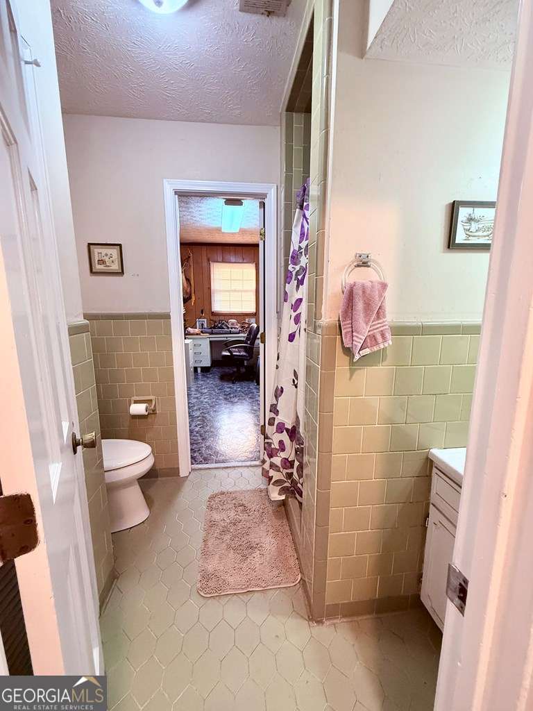 1881 Bell Telephone Road Hazlehurst, GA 31539 - Photo 11 of 71 a bathroom with a toilet and a shower