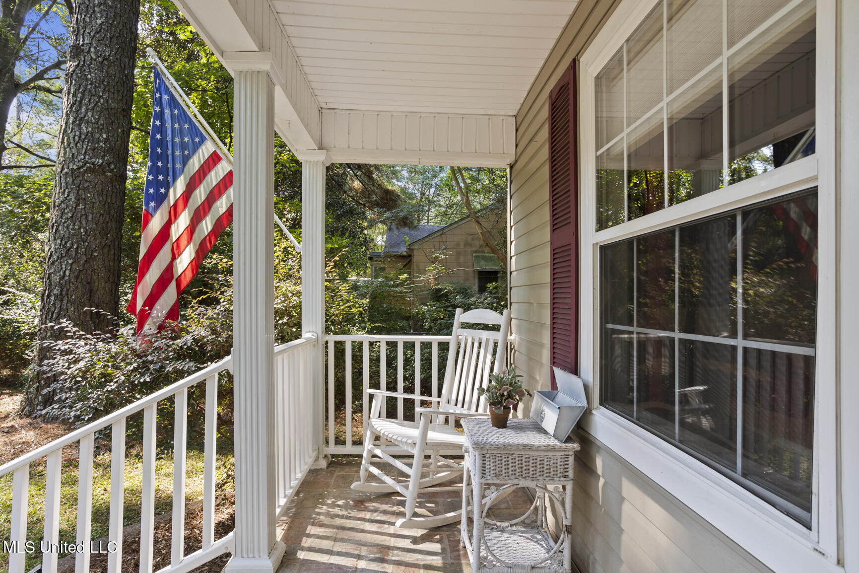 316 Colonial Circle Jackson, MS 39211 - Photo 2 of 28 316 Colonial Cir-3