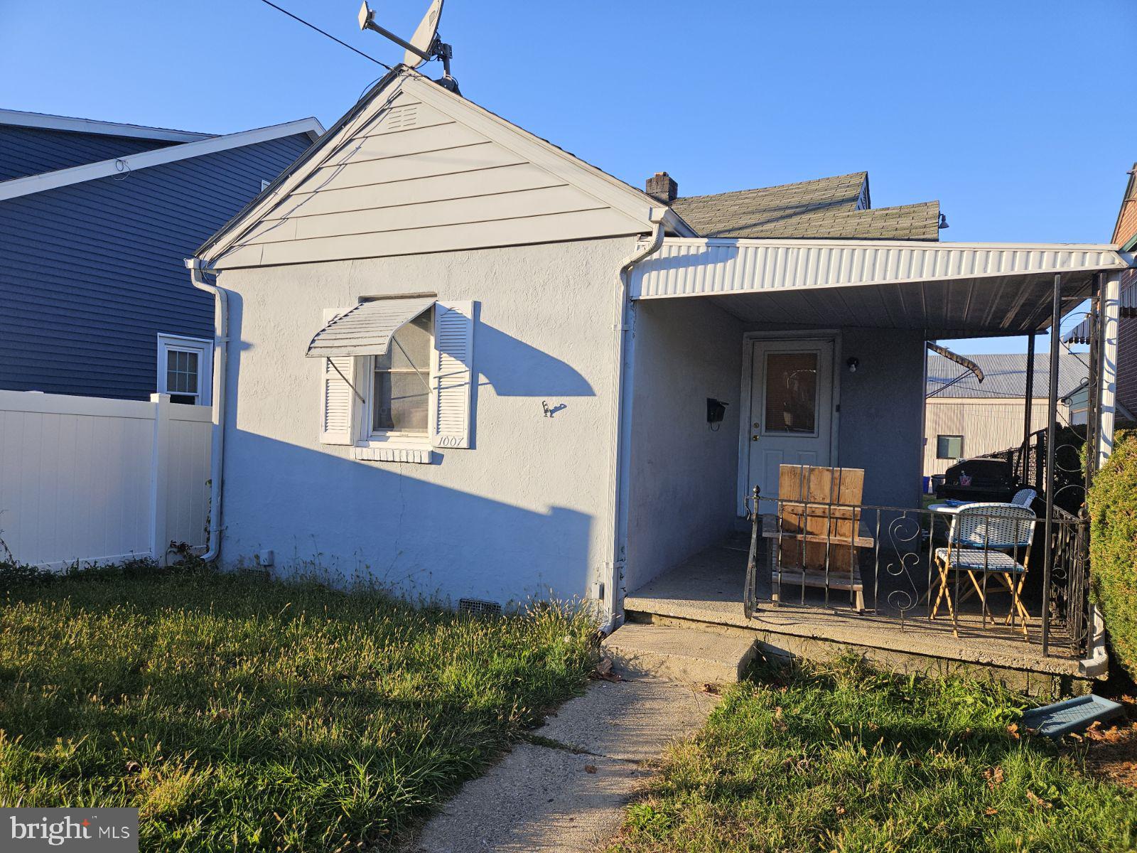 a view of a house with backyard and porch