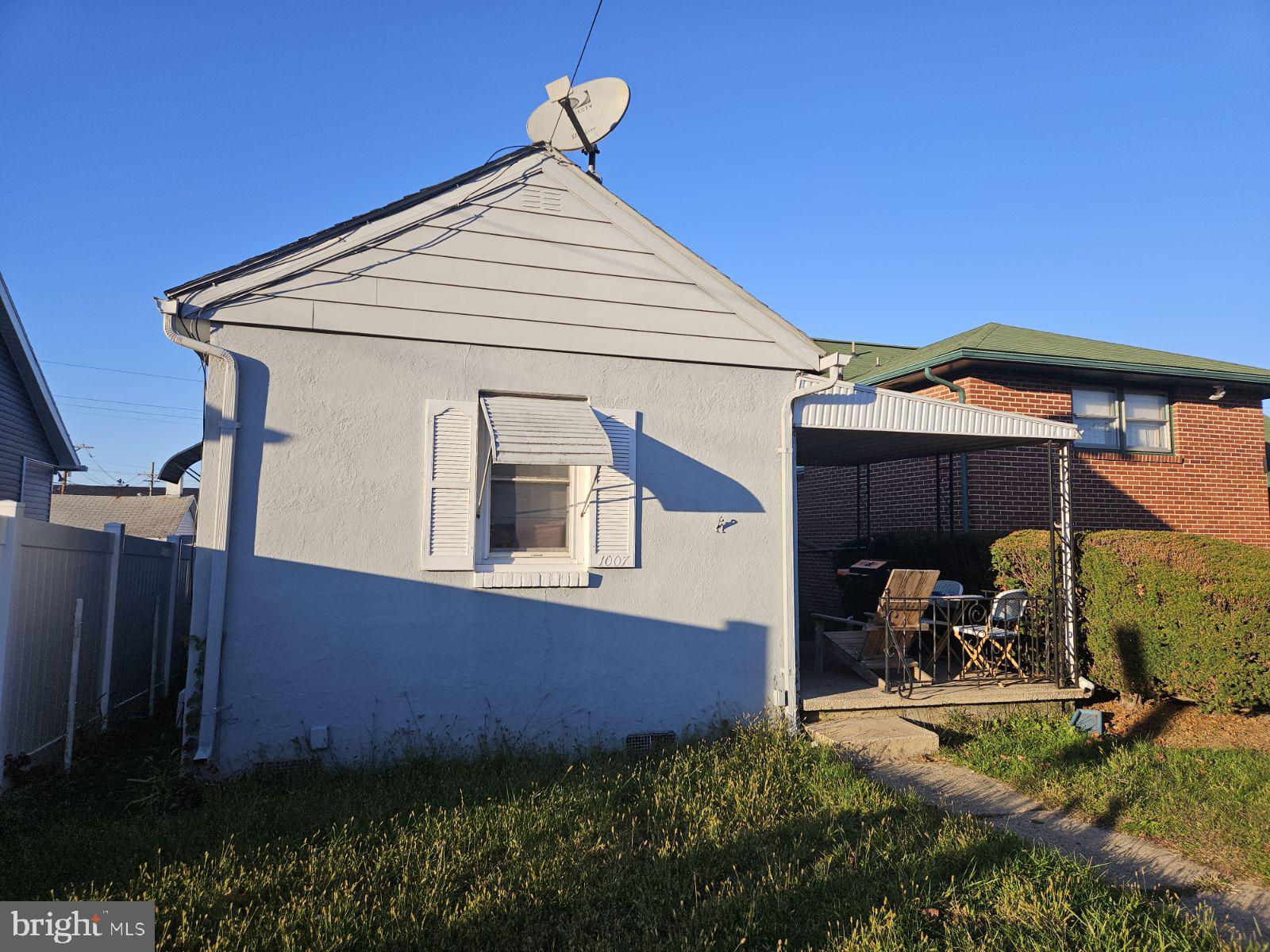 1007 East Prospect Street York, PA 17403 - Photo 2 of 5 a view of a house with tub and chairs