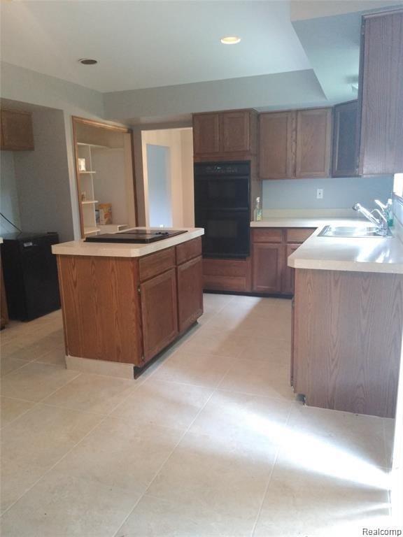 2430 Hiller Road West Bloomfield, MI 48324 - Photo 8 of 22 7.jpg
