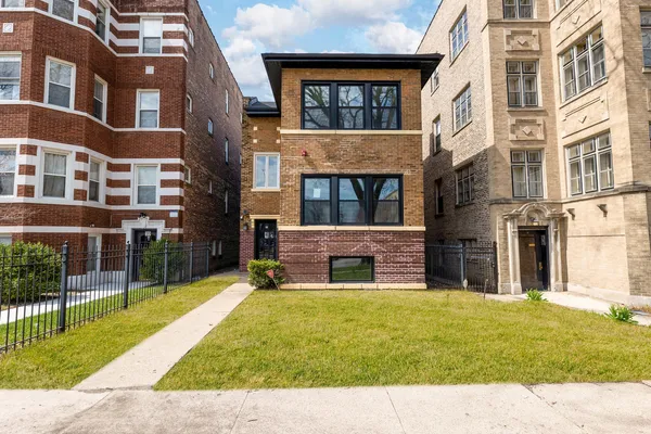 $2,400 | 18 South Austin Boulevard, Unit 2, Oak Park, IL 60304