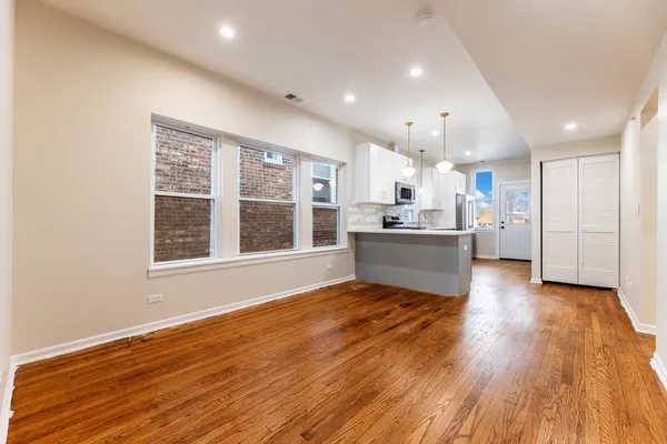 $2,400 | 18 South Austin Boulevard, Unit 2, Oak Park, IL 60304