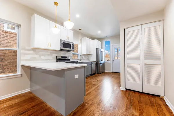 $2,400 | 18 South Austin Boulevard, Unit 2, Oak Park, IL 60304