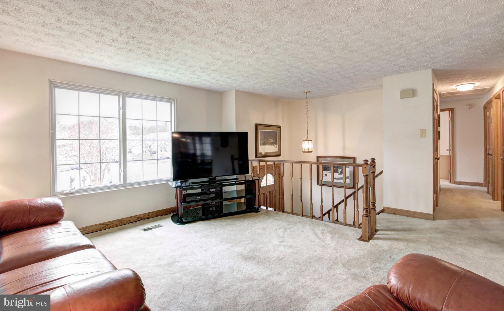 8279 Wold Den Court Springfield, VA 22153 - Photo 8 of 27 Living Room