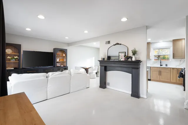 $380,000 | 207 Diana Avenue, Shorewood, IL 60404