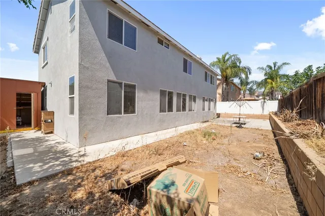 a view of backyard of the house