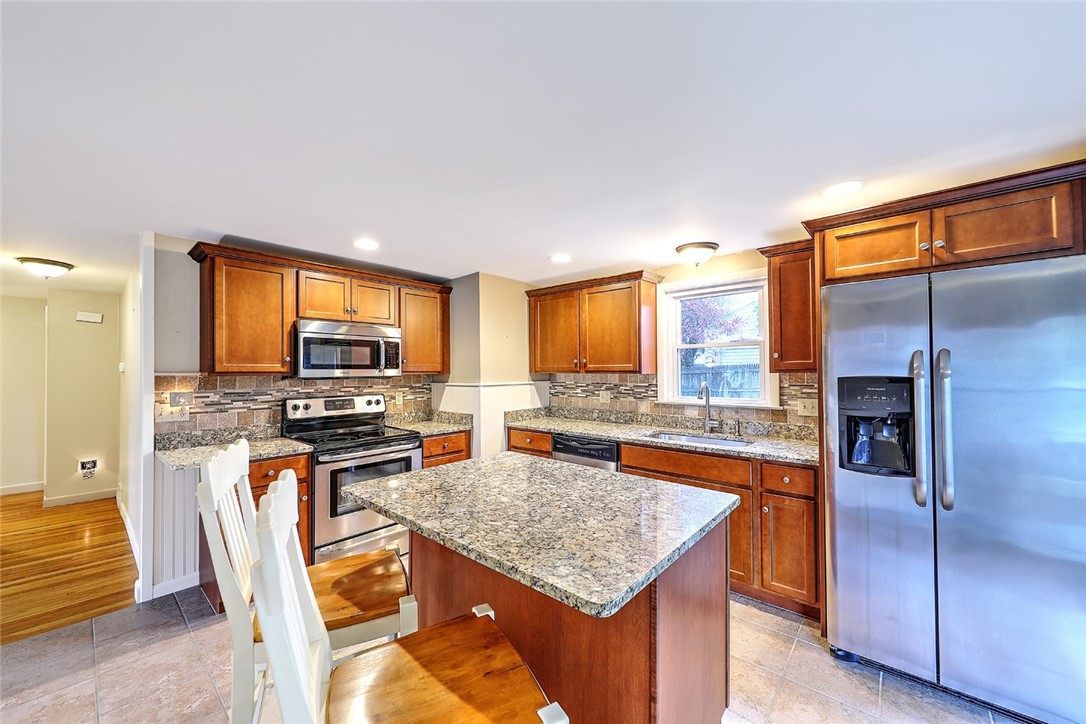 43 Park Forest Road Cranston, RI 02920 - Photo 3 of 21 Gallery Image 3
