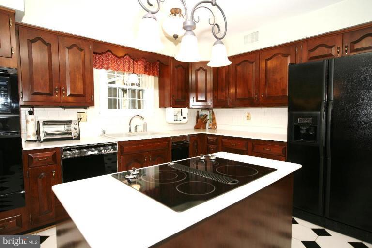 918 Ridge Drive McLean, VA 22101 - Photo 6 of 9 Kitchen