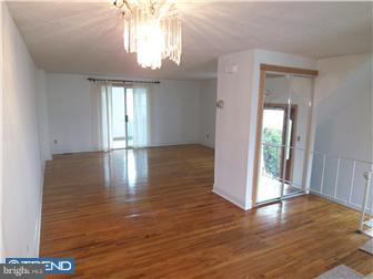 3836 Greenacres Road Philadelphia, PA 19154 - Photo 5 of 12 Living Room