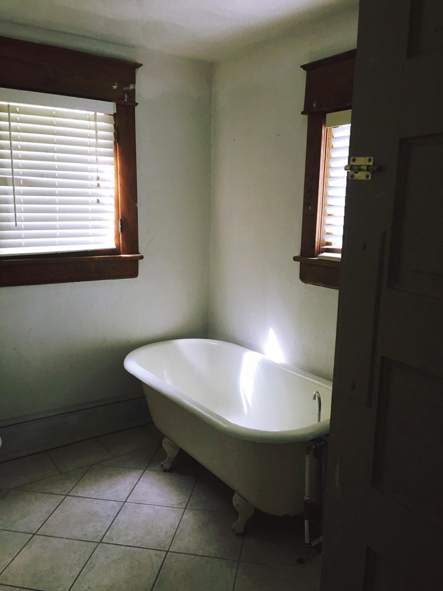 1313 Maple Avenue Southwest Roanoke, VA 24016 - Photo 26 of 27 Clawfoot tub