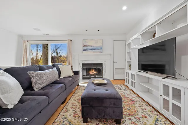 $875,000 | 333 Palmer Hill Road, Unit 2E, Riverside, CT 06878