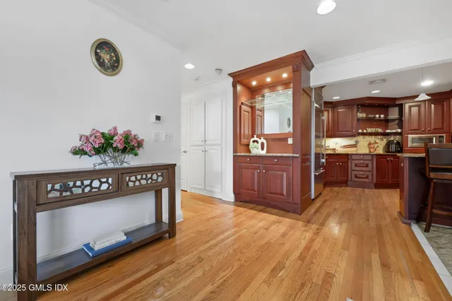 $875,000 | 333 Palmer Hill Road, Unit 2E, Riverside, CT 06878