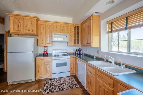 $3,200,000 | 244-245 Black Mountain Lane, Alpine, WY 83128