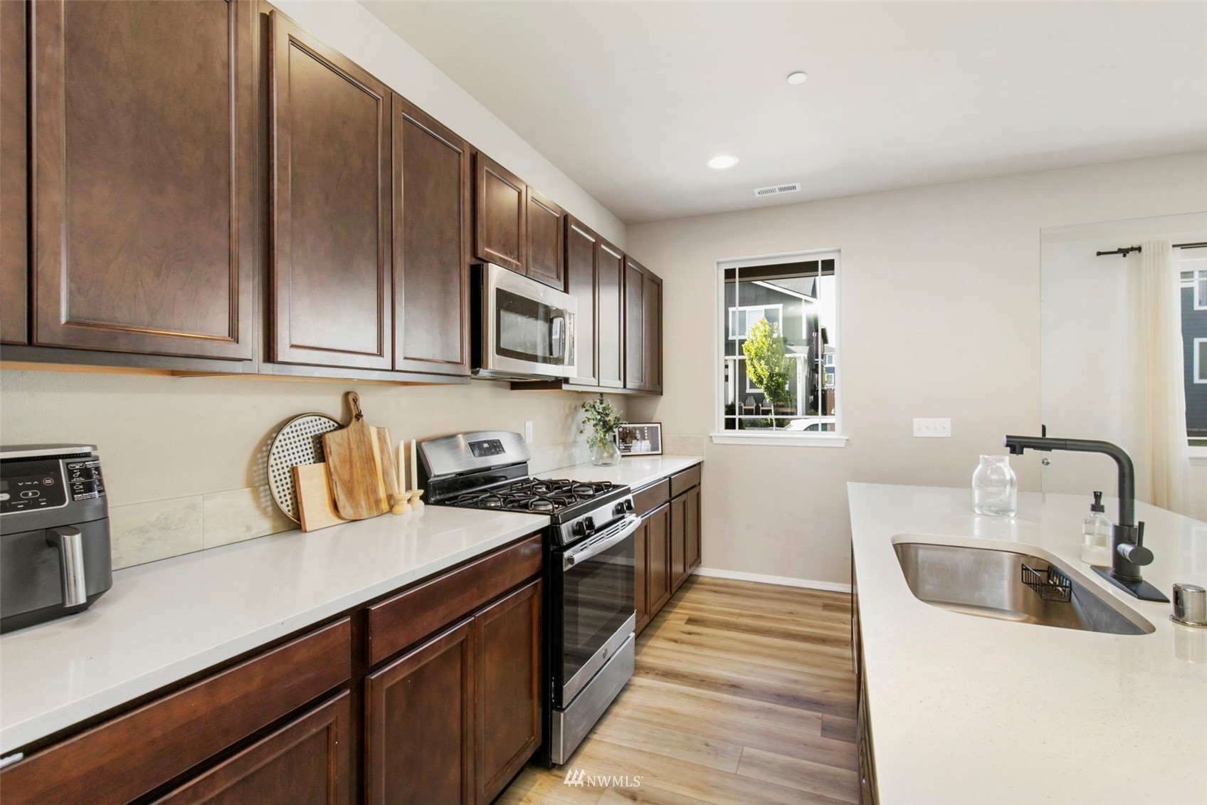 1039 Magnuson Way Bremerton, WA 98310 - Photo 9 of 32 Gallery Image 9