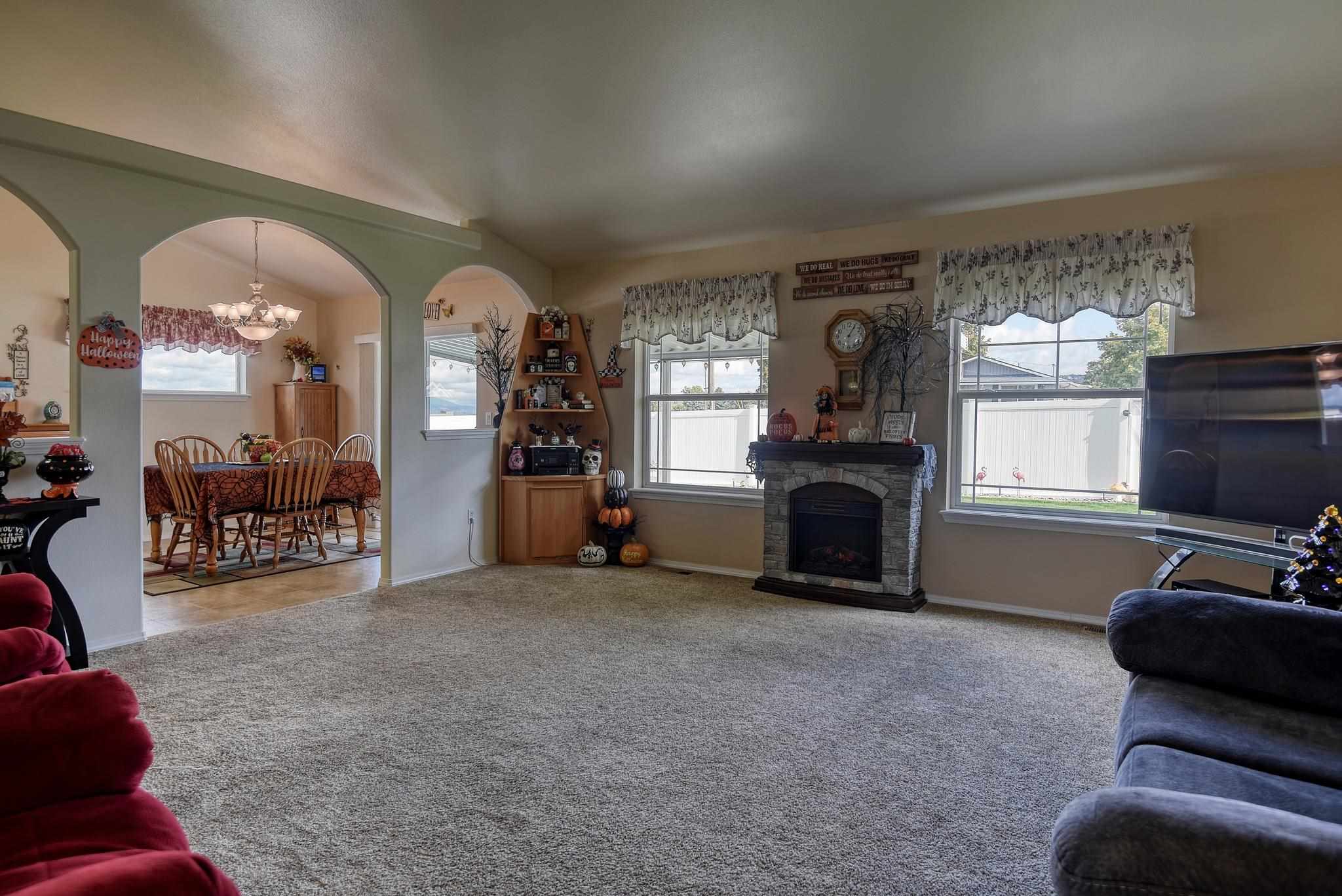 403 South Lone Tree Road Spokane Valley, WA 99016 - Photo 2 of 35
