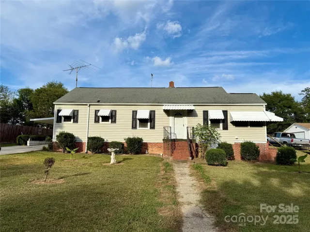 a view of a house with backyard