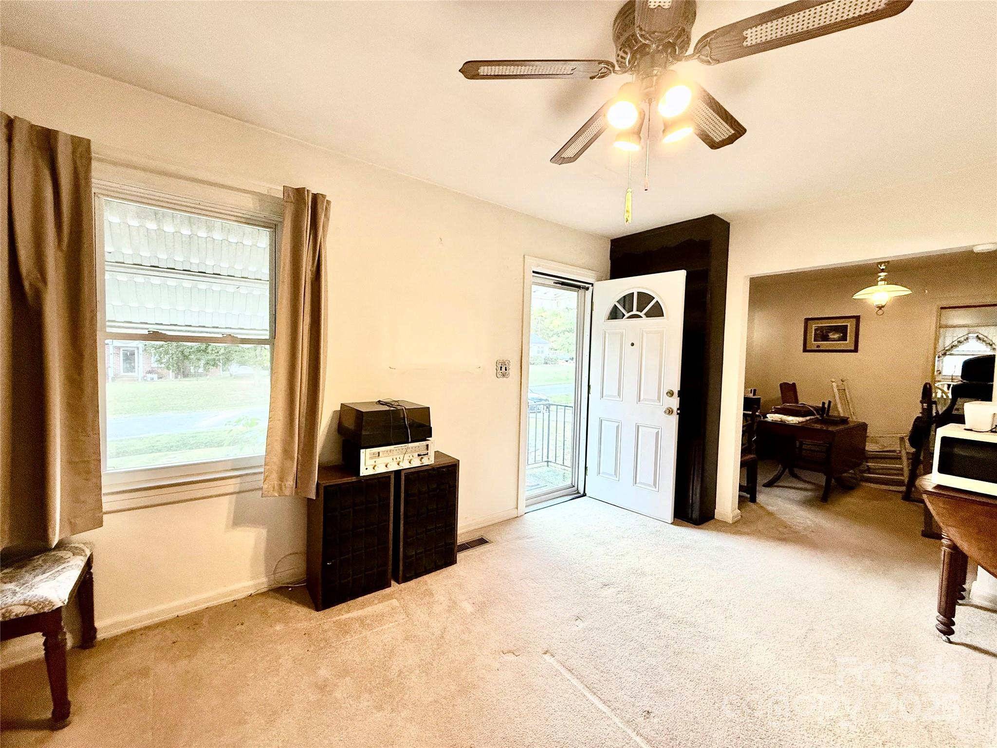 103 Magnolia Avenue Great Falls, SC 29055 - Photo 11 of 22 a view of a livingroom with a workspace