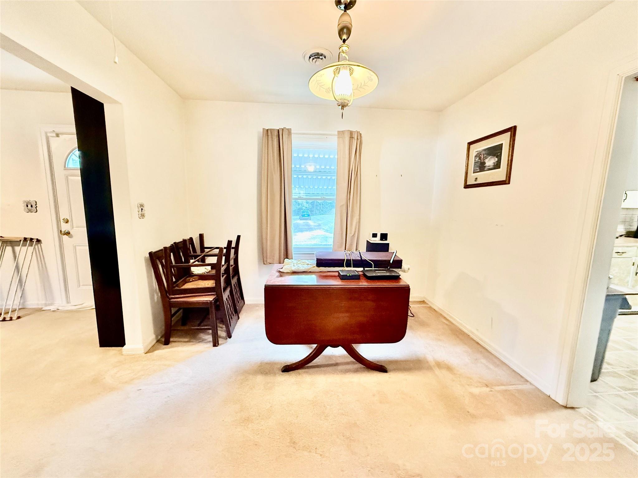 103 Magnolia Avenue Great Falls, SC 29055 - Photo 9 of 22 a room with table and chairs