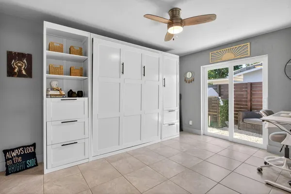 a view of an entryway with workspace