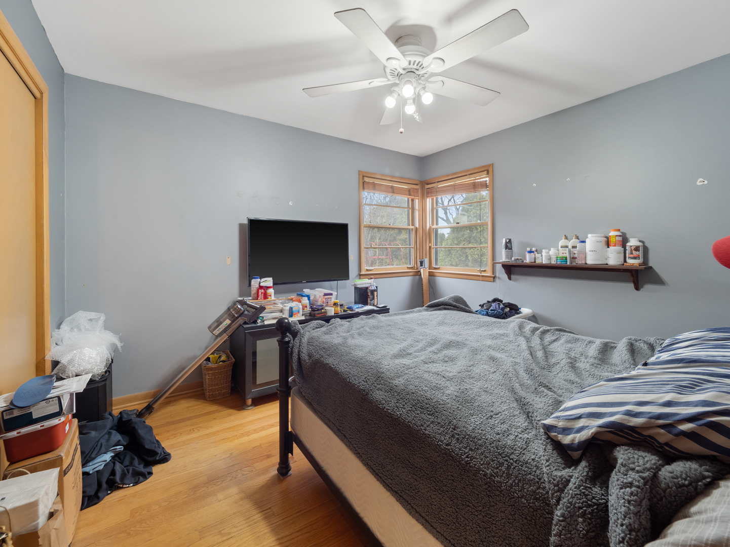 224 East Lahon Street Park Ridge, IL 60068 - Photo 13 of 25 a bed room with a bed and a television