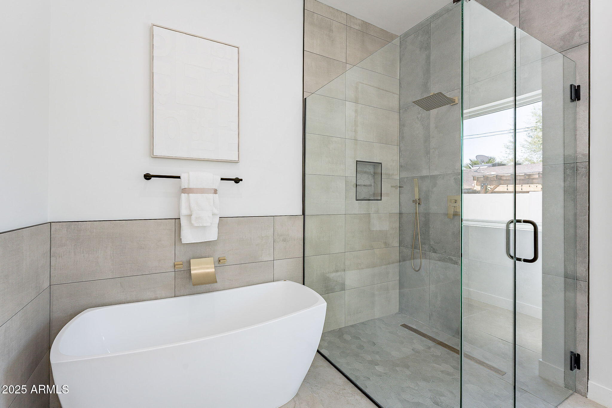 707 East Ocotillo Road Phoenix, AZ 85014 - Photo 30 of 59 a bathroom with a bathtub