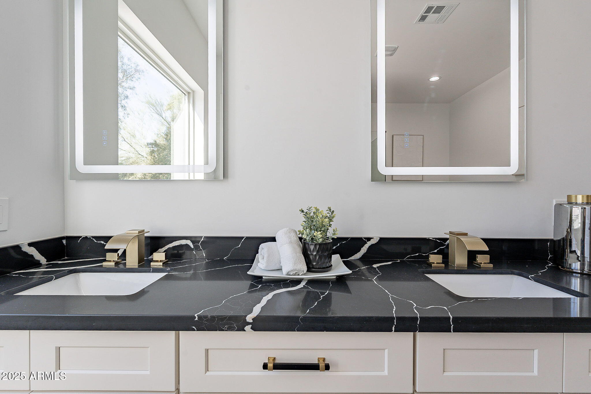 707 East Ocotillo Road Phoenix, AZ 85014 - Photo 32 of 59 Primary Bath